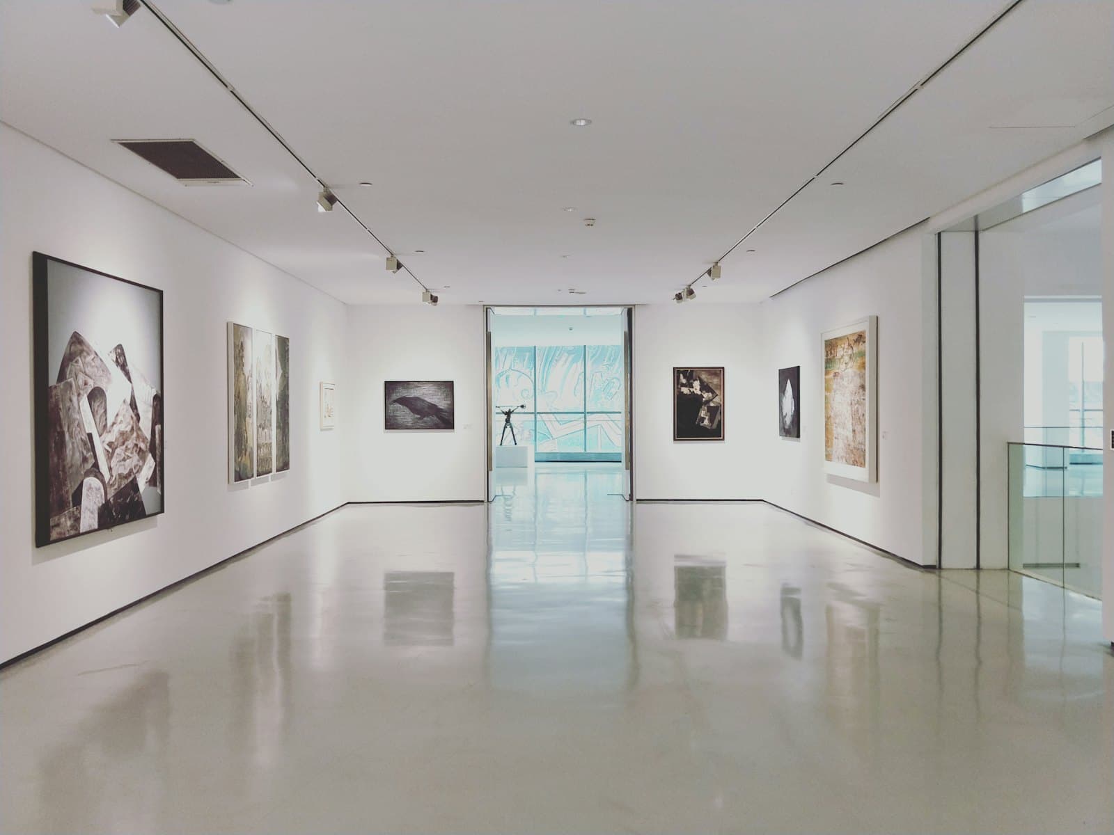 白い壁の美術館の展示室